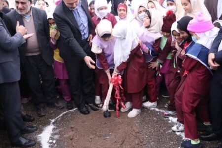 کلنگ احداث دبستان دخترانه ۱۲ کلاسه کرمان به زمین زده شد