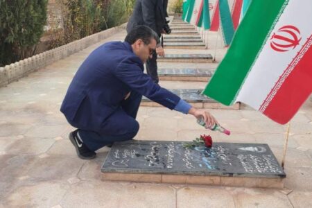 گلباران قبور شهدای راور به مناسبت روز دانشجو