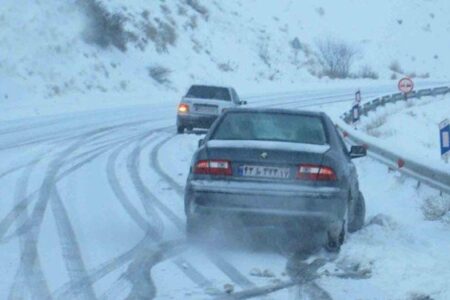 بارش برف در گردنه‌های برفگیر جیرفت/  آماده‌باش راهداران در محورهای برفی جنوب کرمان