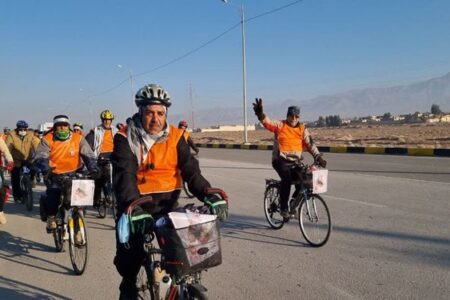 جان‌فدا| به عشق سردار؛ رکاب‌زنی دوچرخه‌سواران زراوند شهرستان زرند تا گلزار شهدای کرمان