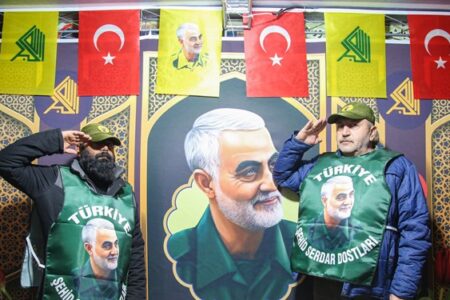 جان‌فدا| عهد دوباره جوانان ترکیه‌ با «حاج‌قاسم» در گلزار شهدای کرمان/ سخنان امام خامنه‌ای برای ما حجت است