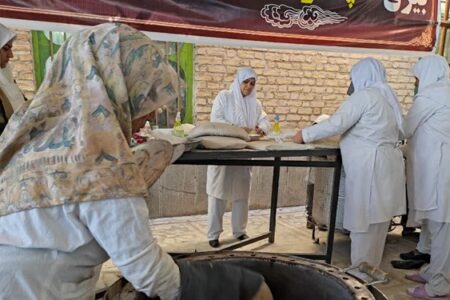 جان‌فدا| موکبی که به دستور «حاج‌قاسم» به ثبت رسید/ پخت روزانه ۱۲۰۰ قرص نان برای زائران سردار دلها در کرمان