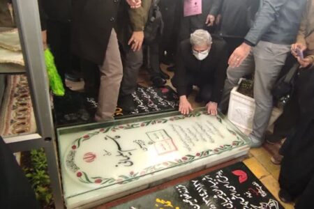 جان‌فدا| حضور سردار قاآنی بر سر مزار فرمانده