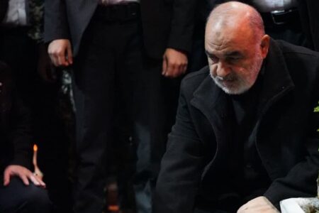 حضور سردار سلامی بر سر مزار فرمانده آسمانی
