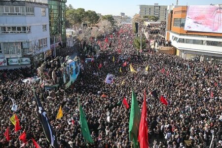 جان‌فدا| مادر دانش آموز جانباخته در تشییع حاج قاسم: افتخار می‌کنم فرزندم همراه با مرد بزرگی به معراج رسید