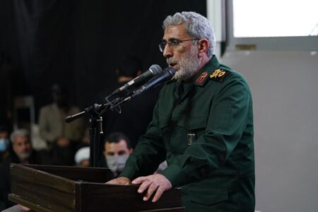 در جنگی که دارد ریشه دشمن را می کند، نباید کوتاه بیاییم