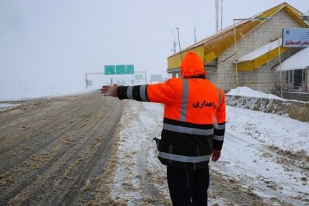 رانندگان بدون زنجیرچرخ در مسیرهای برفگیر جیرفت و گردنه‌ها تردد نکنند