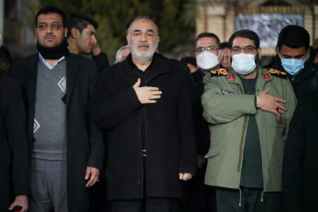 فرمانده کل سپاه به مقام سردار حاج قاسم سلیمانی ادای احترام کرد