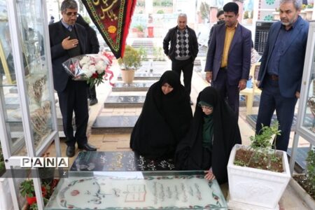 ادای احترام معاون آموزش ابتدایی وزیر آموزش و پرورش به مقام شهدای کرمان