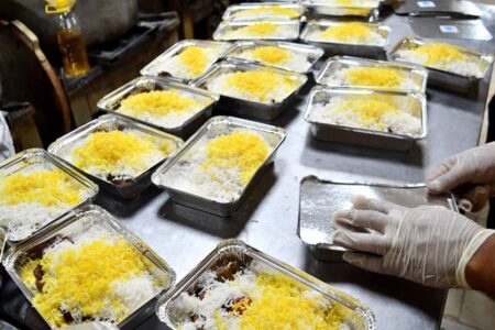 توزیع ۵۵۰  پرس غذا به همت خادمیاران رضوی در راین