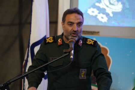 با حاج قاسم پیمان می بندیم که با ولایت بمانیم