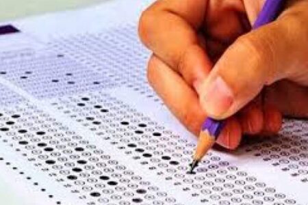 کنکوری‌ها زیر تیغ آزمونی متفاوت/رقابت علمی ۱۱۰۰ داوطلب رودباری برای ورود به دانشگاه