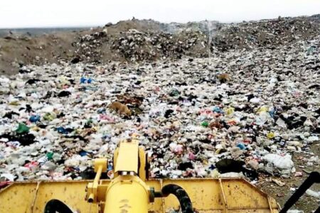 خودنمایی زباله‌های سفید در ورودی شهر راین