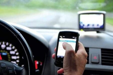 استفاده از تلفن همراه حین رانندگی خطرآفرین است