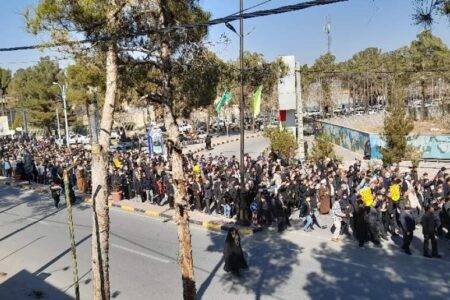 ابراز انزجار نمازگذاران کرمانی از توهین رسانه‌ای فرانسه به مراجع عظام