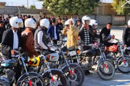 توزیع ۱۰۰ کلاه کاسکت بین دانش‌آموزان فاریاب