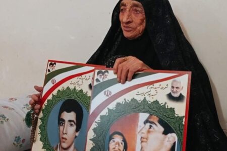 مادر والامقام شهیدان آقاملایی به فرزندان شهیدش پیوست