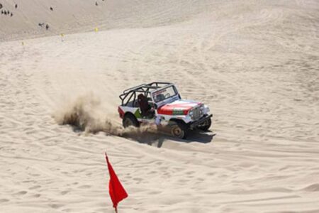 مسابقات رالی در تپه‌های شنی ریگان برگزار می‌شود