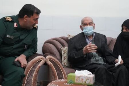 تجلیل فرمانده سپاه ثارالله از والدین شهید طیاری/ مادر شهید کریمی‌افشار به فرزندش پیوست