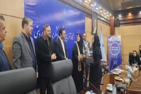 بانوی هنرمند کرمانی کارآفرین نمونه صنایع‌دستی کشور شد