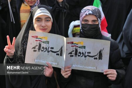 از مانور قایق های صیادی تا راهپیمایی در میان برف و بوران