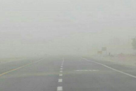 انسداد محور فهرج – زاهدان بدلیل طوفان شن