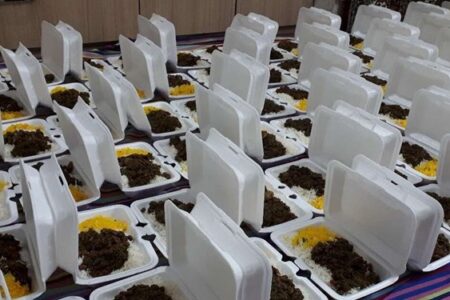 توزیع ۵۰۰ پرس غذای گرم بین نیازمندان حاشیه شهر کرمان