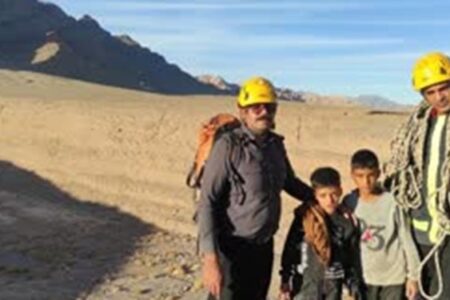 نجات ۲ کودک گرفتار در کوه توسط آتش‌نشانان کرمانی
