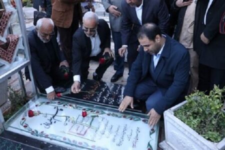 وزیر آموزش و پرورش به مقام شهید سلیمانی ادای احترام کرد