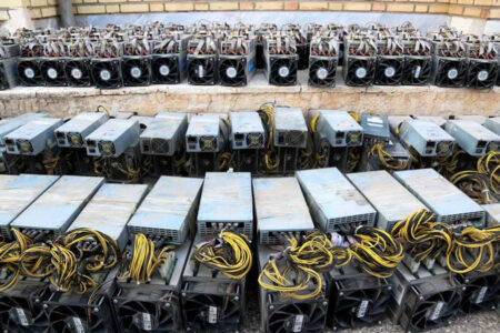 آتش‌سوزی، منجر به کشف ۱۱۰ دستگاه ماینر غیرمجاز در زرند شد 