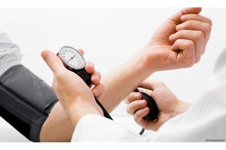 برپایی ایستگاه غربالگری دیابت و فشارخون بالا در شهرستان انار