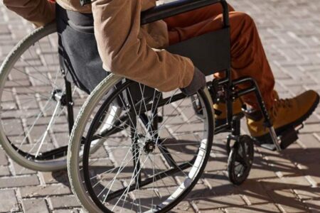 تجهیزات توان‌بخشی به نیازمندان اهداء شده است