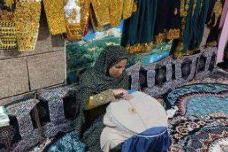 بانویی که با تولیدات بومی از گوهر ناب حجاب حراست می‌کند