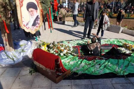 آیین تدفین شهید گمنام در بوستان فرح‌رو کرمان برگزار شد