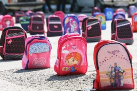 توزیع ۴۰۰ بسته لوازم‌التحریر در فهرج