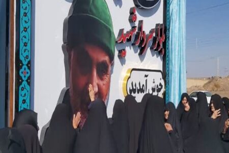 رونمایی از تمثال شهید «حاج قاسم سلیمانی» در ورودی شهر انار
