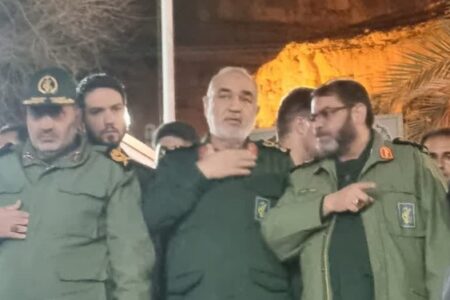 سرلشکر سلامی وارد گلزار شهدای کرمان شد