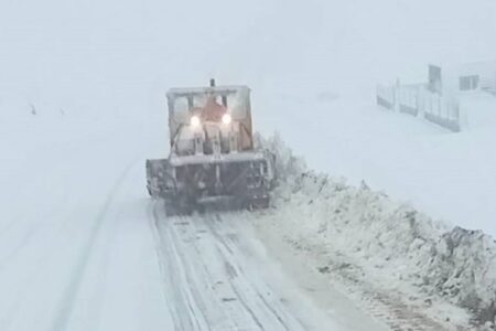 برف و باران راه دسترسی بم به دارزین را مسدود کرد