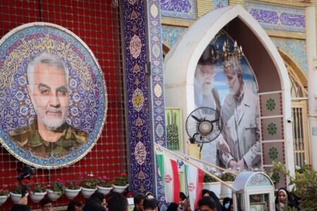 حال و هوای شب بارانی گلزار شهدای کرمان