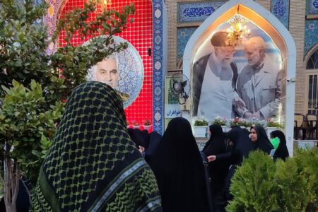 صف زیارت مرقد شهید حاج قاسم سلیمانی با ندای لبیک یا خامنه ای