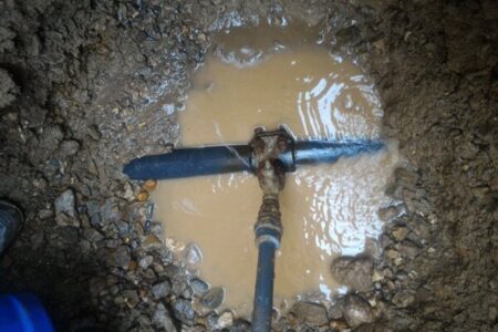 نشت‌یابی ۸۰ کیلومتر از شبکه توزیع و انشعابات کرمان