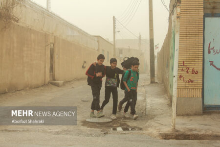 طوفان شن مدارس ریگان و نگین کویر فهرج را تعطیل کرد