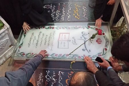 اجرای گروه سرود خیمه در گلزار شهدای کرمان