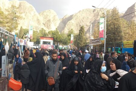 ادای احترام به شهدا در محل حادثه تروریستی کرمان