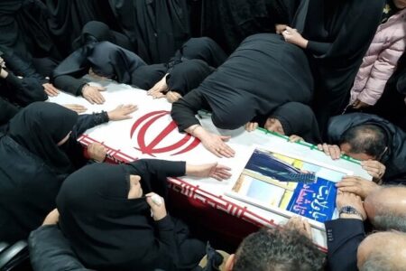 بی تابی پدری بر پیکر فرزند شهیدش