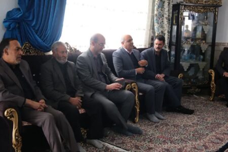 دیدار معاون استاندار با خانواده ۲ شهید حادثه‌ تروریستی کرمان