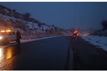 رانندگان با رعایت جوانب احتیاط در گردنه برفگیر سربیژن جیرفت تردد کنند