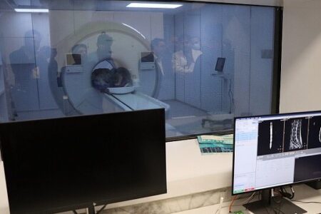 اهدای هفت دستگاه پزشکی و آزمایشگاهی به دانشگاه علوم پزشکی کرمان