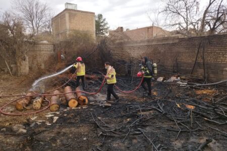 اطفای حریق پنج منزل مسکونی، کارگاه نجاری و خودرو توسط آتش‌نشان طی یک روز