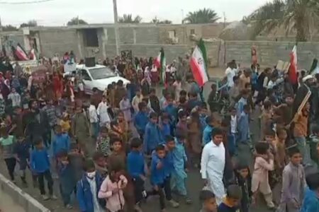 فیلم| راهپیمایی ۲۲ بهمن عشایر انقلابی روستای اردوگاه  قلعه‌گنج